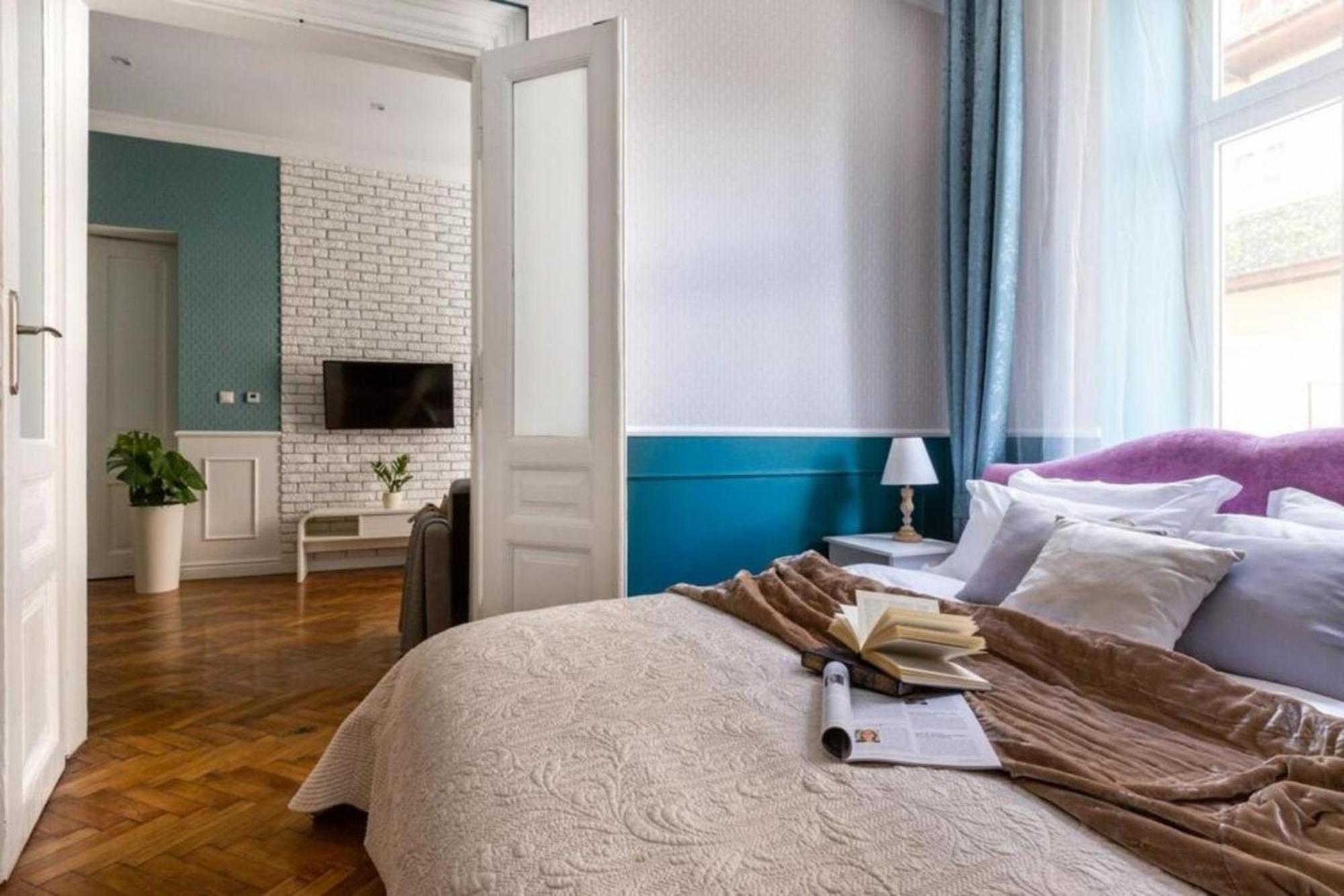 Blue Quiet 1-Bedroom Apartment