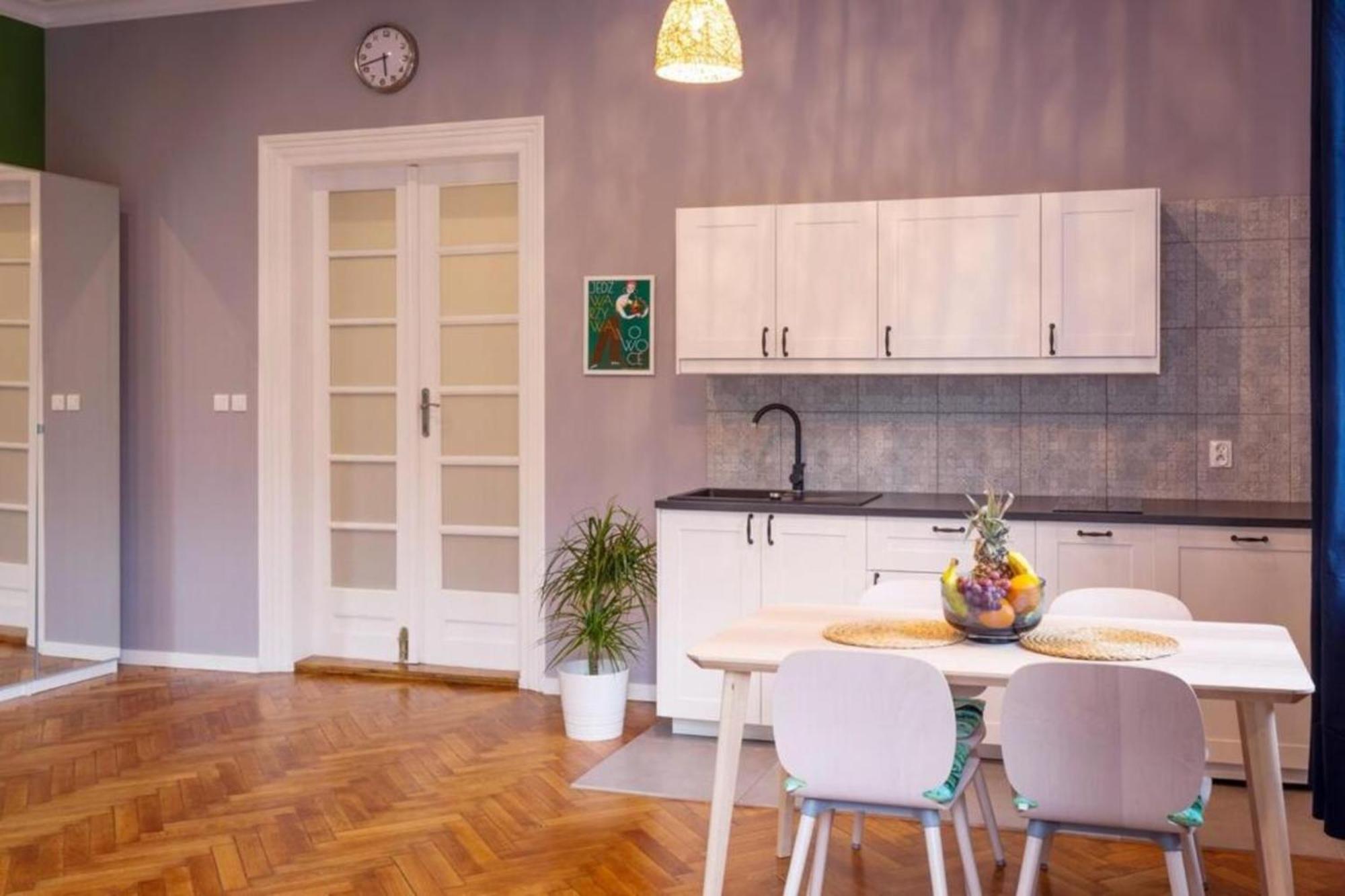 Jungle Joy 2-Room Apartment