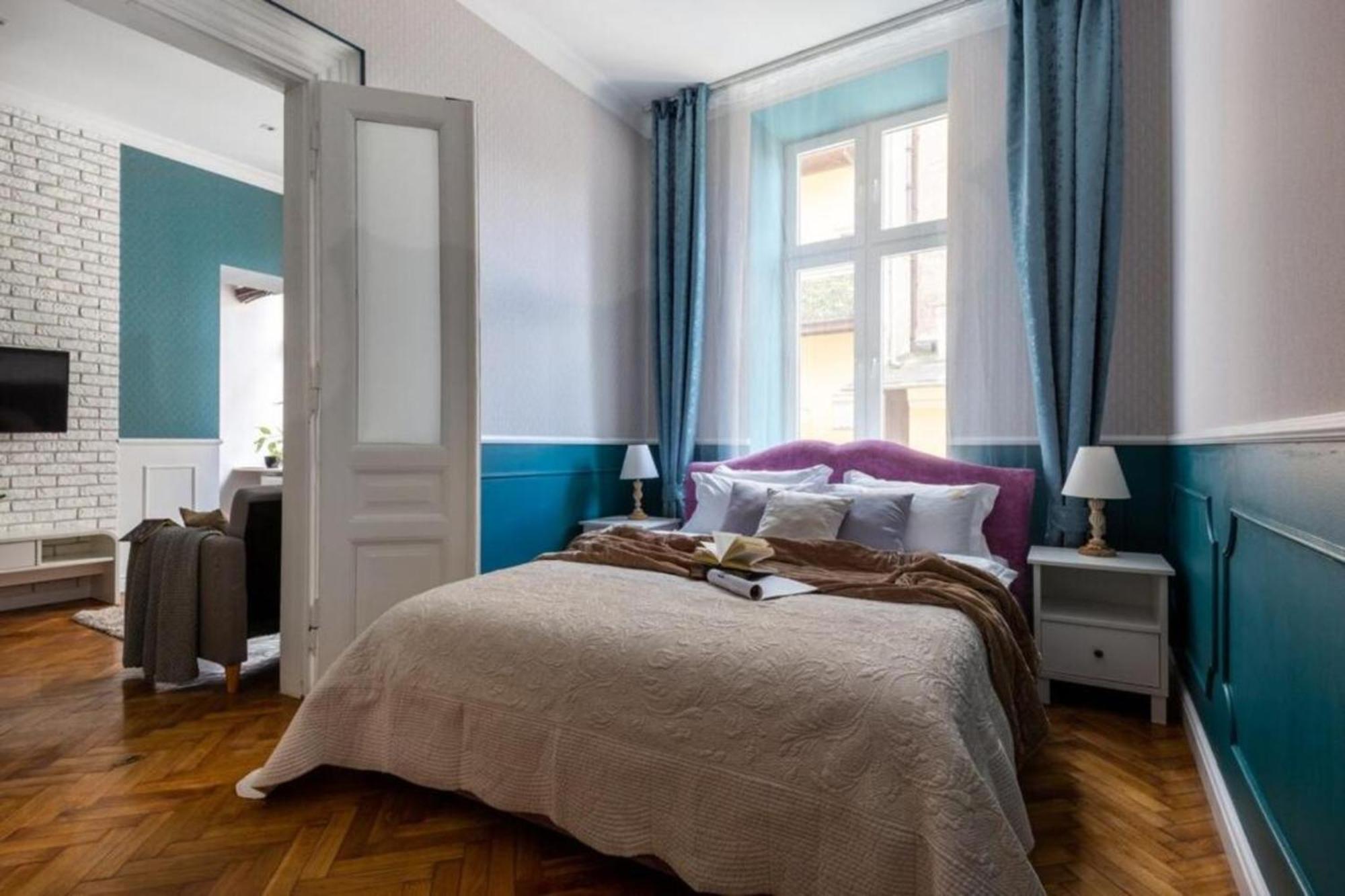 Blue Quiet 1-Bedroom Apartment